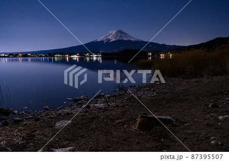 河口湖からの夜景・逆さ富士と星空 87395507