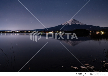 河口湖からの夜景・逆さ富士と星空 河口湖からの夜景・逆さ富士と星空 87395509