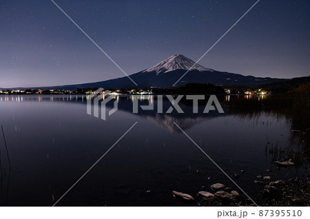 河口湖からの夜景・逆さ富士と星空 河口湖からの夜景・逆さ富士と星空 87395510