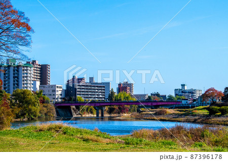 杜の都仙台　晩秋　広瀬川　米ヶ袋スポーツ公園から愛宕大橋とビル群 87396178