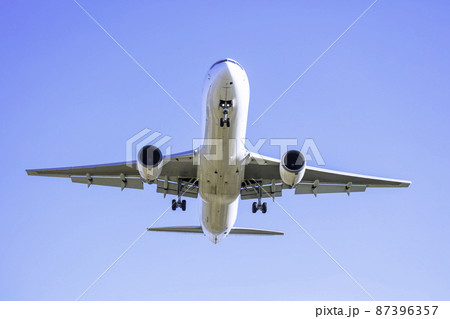 着陸する飛行機  ボーイング767-300 87396357