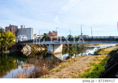 杜の都仙台　晩秋　広瀬川　愛宕大橋下の遊歩道からの下流の愛宕橋の眺望 87396417