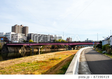 杜の都仙台　晩秋　広瀬川　右岸の遊歩道と愛宕大橋 87396419