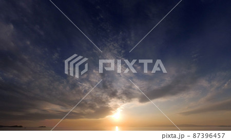 多様な雲がダイナミックに変化した夕空・超広角・220228pm・空主体 多様な雲がダイナミックに変化した夕空・超広角・220228pm・空主体 87396457