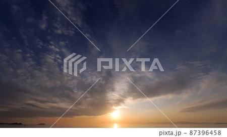 多様な雲がダイナミックに変化した夕空・超広角・220228pm・空主体 多様な雲がダイナミックに変化した夕空・超広角・220228pm・空主体 87396458