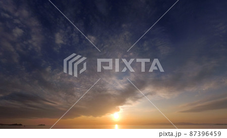 多様な雲がダイナミックに変化した夕景・超広角・220228pm・空主体 多様な雲がダイナミックに変化した夕景・超広角・220228pm・空主体 87396459