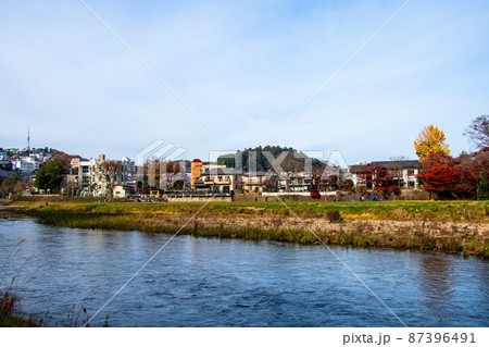 杜の都仙台　晩秋　広瀬川　左岸の米ヶ袋スポーツ公園と街並み 87396491