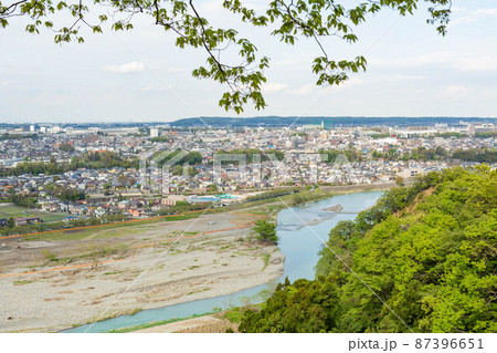 【日本】福生市、浅間岳の尾根から望む多摩川と街並み 【日本】福生市、浅間岳の尾根から望む多摩川と街並み 87396651