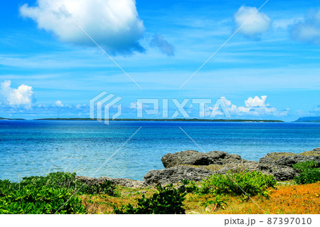 沖縄　黒島から見た新城島（パナリ）上地島 87397010
