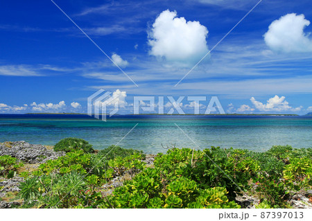 沖縄　黒島から見た新城島（パナリ）上地島と下地島 87397013
