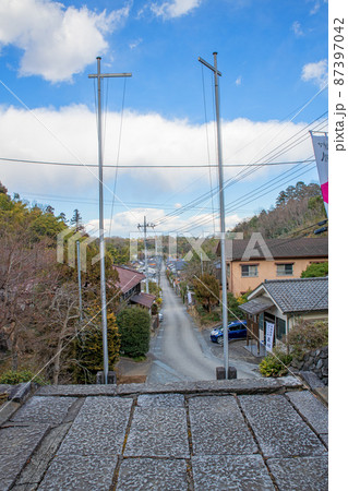 岩殿観音　正法寺　仁王門前から眺めた門前通り　東松山市　 87397042
