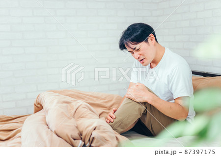 足を痛めた男性 87397175