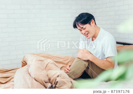 足が治った男性（笑顔） 87397176