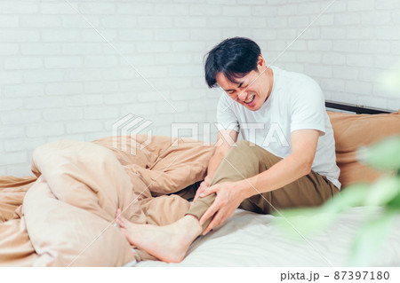 足を痛めた男性(足首) 足を痛めた男性(足首) 87397180
