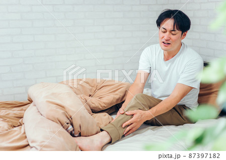 足を痛めた男性 87397182
