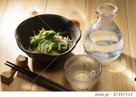 蕾菜のシラス和えと日本酒 蕾菜のシラス和えと日本酒 87397513