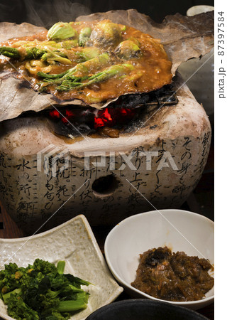 春の山菜の朴葉味噌焼き　飛騨高山郷土料理 87397584