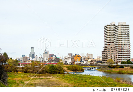 杜の都仙台　晩秋　広瀬川　右岸遊歩道　広瀬橋上流の眺望 87397823