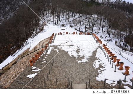 綺麗に並んだ埴輪の森将軍塚古墳方墳部 87397868