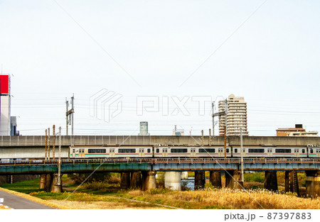 杜の都仙台　晩秋　広瀬川　広瀬川在来線鉄橋を通過する電車 87397883