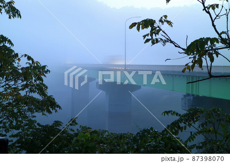 朝霧の浅瀬石川ダム湖に架かる鉄橋 87398070