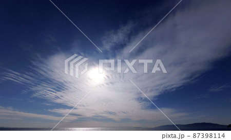 上層雲が神秘的に変化した冬の空・超広角・220212pm・空主体 87398114