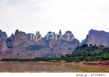 中国　甘粛省　蘭州　シルクロードの要衝　炳霊寺の奇岩 87398657