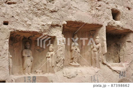 中国 甘粛省 蘭州 炳霊寺の絶壁の磨崖仏の回廊 中国 甘粛省 蘭州 炳霊寺の絶壁の磨崖仏の回廊 87398662