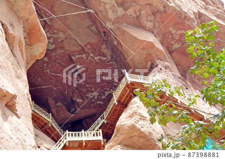 中国　甘粛省　蘭州　炳霊寺の絶壁の169窟 87398881