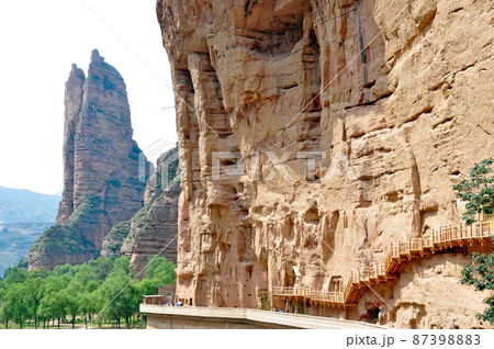 中国　甘粛省　蘭州　炳霊寺の絶壁の磨崖仏の回廊 87398883