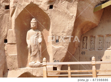 中国 甘粛省 蘭州 炳霊寺の絶壁の磨崖仏の回廊 中国 甘粛省 蘭州 炳霊寺の絶壁の磨崖仏の回廊 87398886