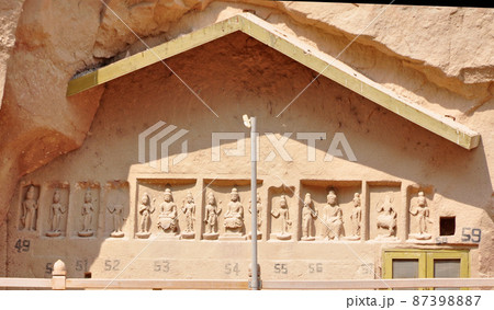 中国　甘粛省　蘭州　炳霊寺の絶壁の磨崖仏の回廊 87398887