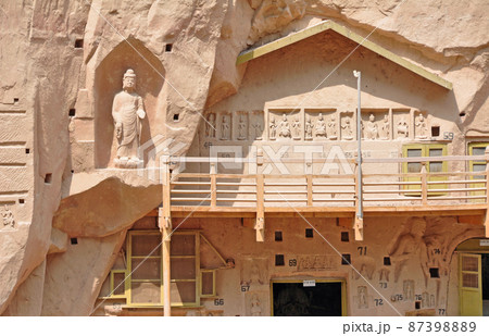 中国　甘粛省　蘭州　炳霊寺の絶壁の磨崖仏の回廊 87398889