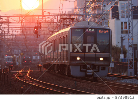 芦屋駅付近　夕暮れの電車 87398912