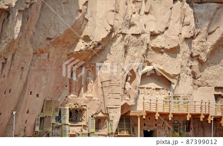 中国 甘粛省 蘭州 炳霊寺の絶壁の磨崖仏の回廊 中国 甘粛省 蘭州 炳霊寺の絶壁の磨崖仏の回廊 87399012