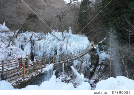 早朝の尾ノ内渓谷の氷柱 87399082