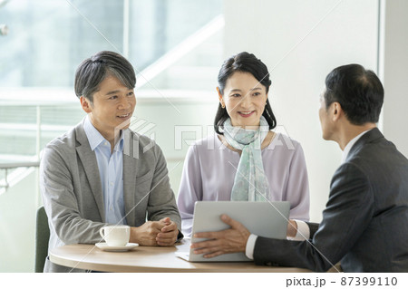 ミドルの夫婦と営業マン　撮影協力「LINK FOREST」 87399110