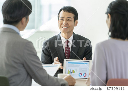 ミドルの夫婦と営業マン　撮影協力「LINK FOREST」 87399111