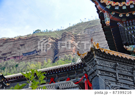 中国　青海省　西寧市北山に建つ道教寺院・北禅寺と背後の断崖風景、寺院、寺、道教、道教寺院、道観、北禅 87399216