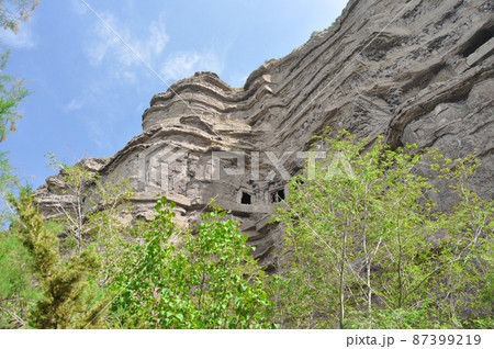 中国　青海省　西寧市北山に建つ道教寺院・北禅寺　北山断崖の地層 87399219