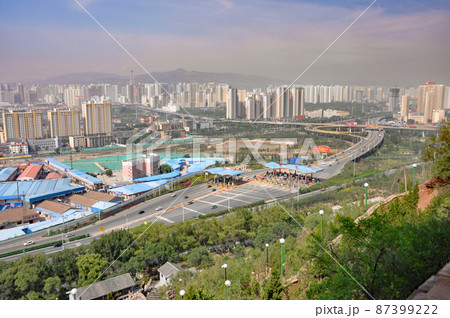 中国 青海省 西寧市北山に建つ道教寺院・北禅寺の桟道回廊から西寧市の眺望 中国 青海省 西寧市北山に建つ道教寺院・北禅寺の桟道回廊から西寧市の眺望 87399222