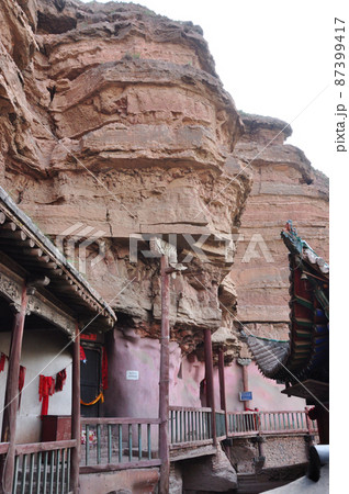 中国　青海省　西寧市北山に建つ道教寺院・北禅寺の桟道回廊 87399417