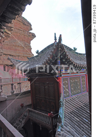 中国 青海省 西寧市北山に建つ道教寺院・北禅寺の桟道回廊と楼閣 中国 青海省 西寧市北山に建つ道教寺院・北禅寺の桟道回廊と楼閣 87399419
