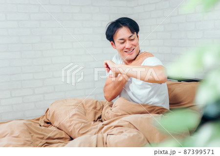 肩こりが治った男性 肩こりが治った男性 87399571