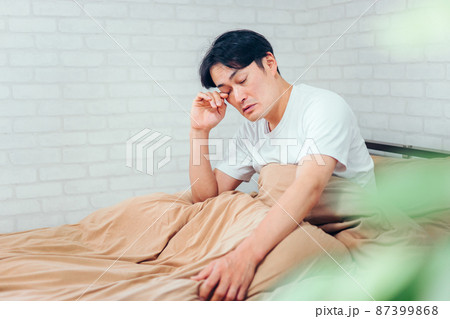 ベッドルームにいる男性（起きる） 87399868