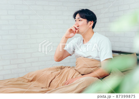 ベッドルームにいる男性（鼻） 87399875