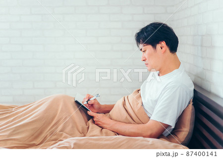 寝る前に勉強する男性 寝る前に勉強する男性 87400141