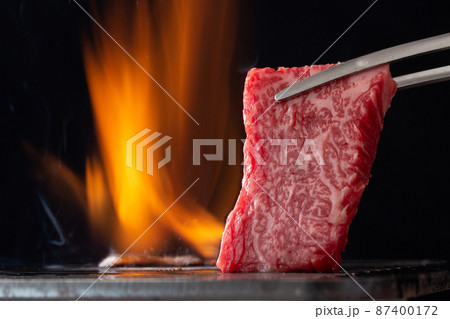 焼肉店で肉を焼く 焼肉店で肉を焼く 87400172
