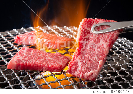 焼肉店で肉を焼く 焼肉店で肉を焼く 87400173