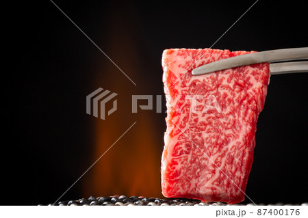 焼肉店で肉を焼く 87400176